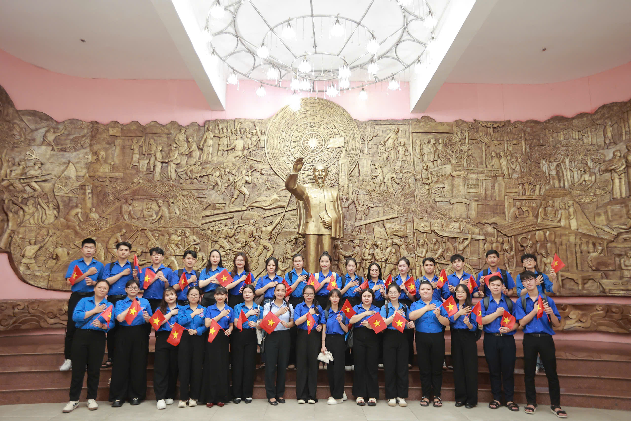 Tuổi trẻ trường Đại học Thủ Dầu Một hướng về 50 năm Ngày thống nhất non sông