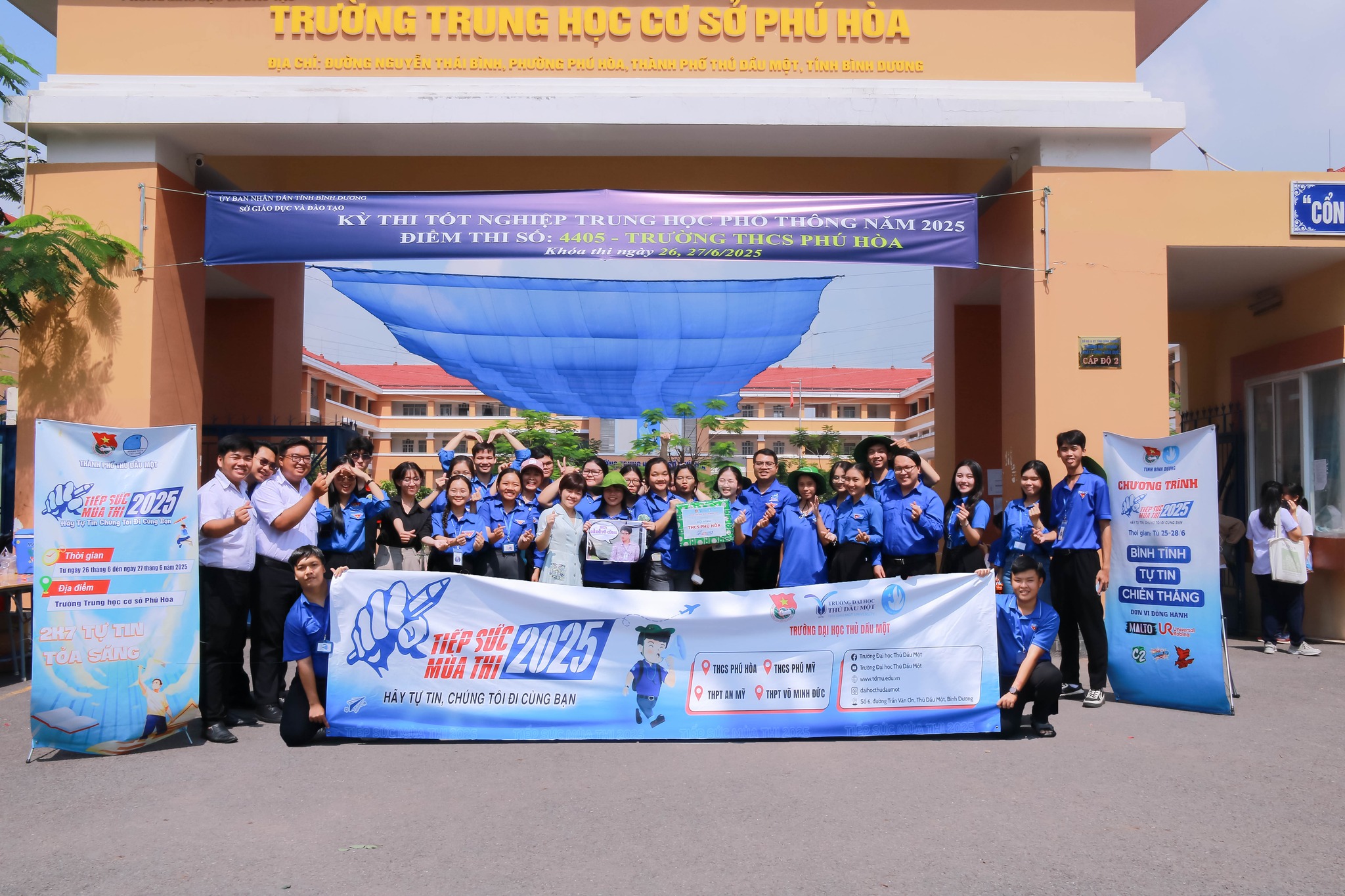 Ban Tổ chức Tiếp sức mùa thi thăm, động viên đội hình sinh viên tình nguyện “Tiếp sức mùa thi 2025” tại các điểm trường do Trường Đại học Thủ Dầu Một phụ trách.