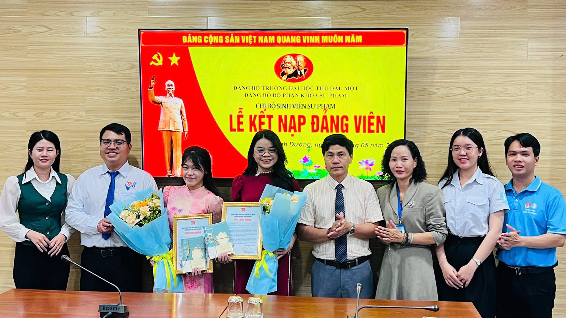 Kết nạp Đảng viên mới: Đoàn viên ưu tú Khoa Sư phạm – Tiếp bước lý tưởng Bác Hồ