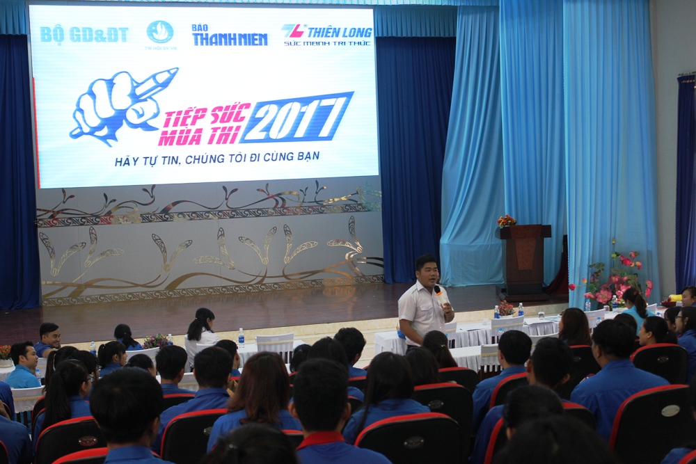 Đồng chí Nguyễn Thành Lâm - Đội trưởng Đội hình TSMT tại Trường Đại học Thủ Dầu Một năm 2016 chia sẻ kinh nghiệm với các bạn Tình nguyện viên
