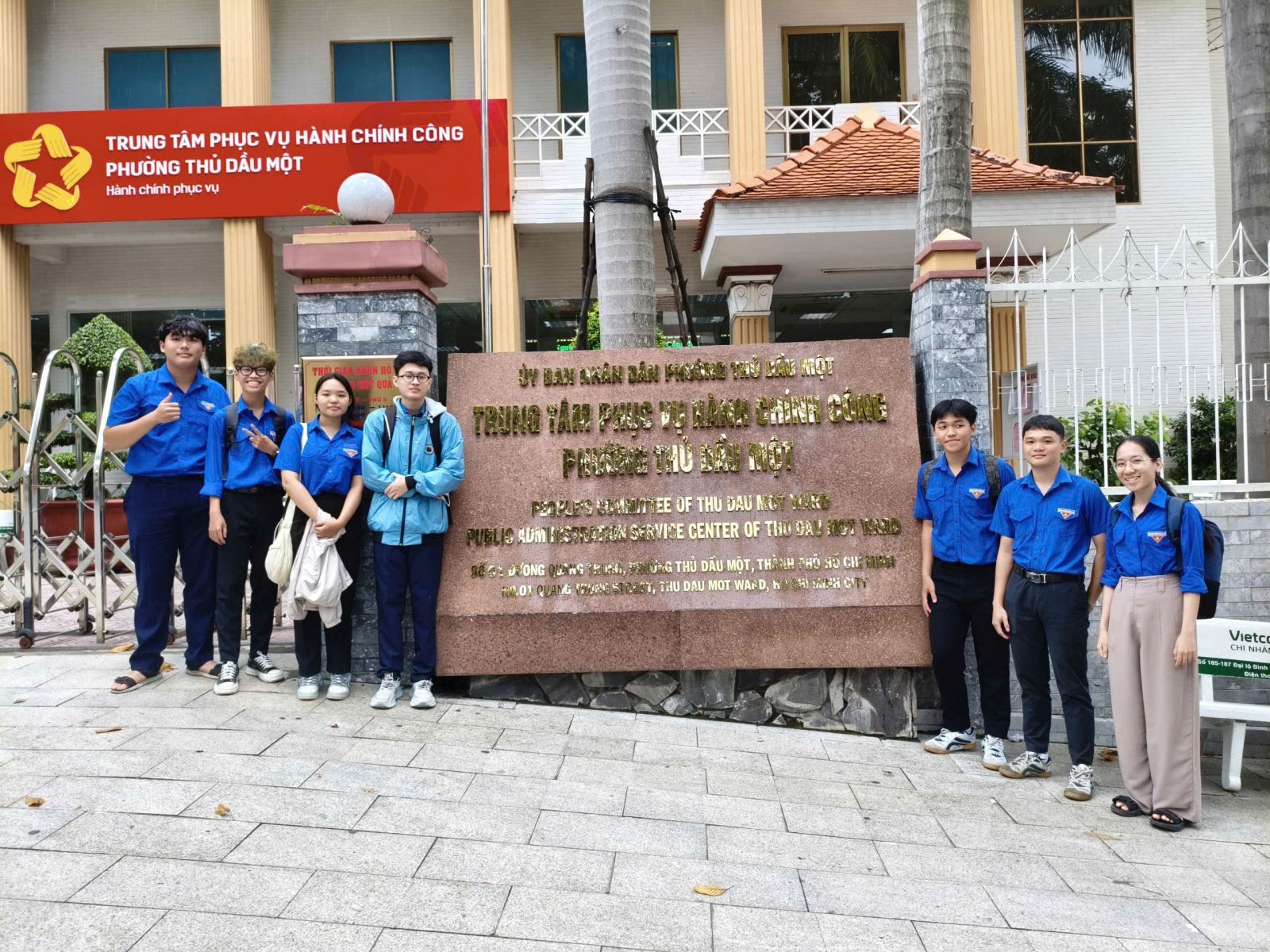 Các bạn sinh viên khoa Sư phạm - trường Đại học Thủ Dầu Một tham gia hỗ trợ